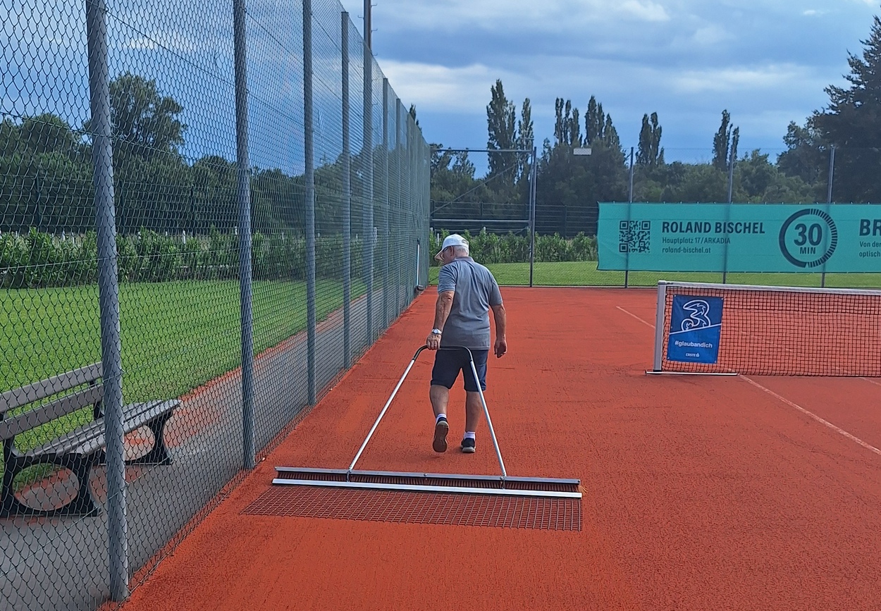 Tennisplatz Pflege